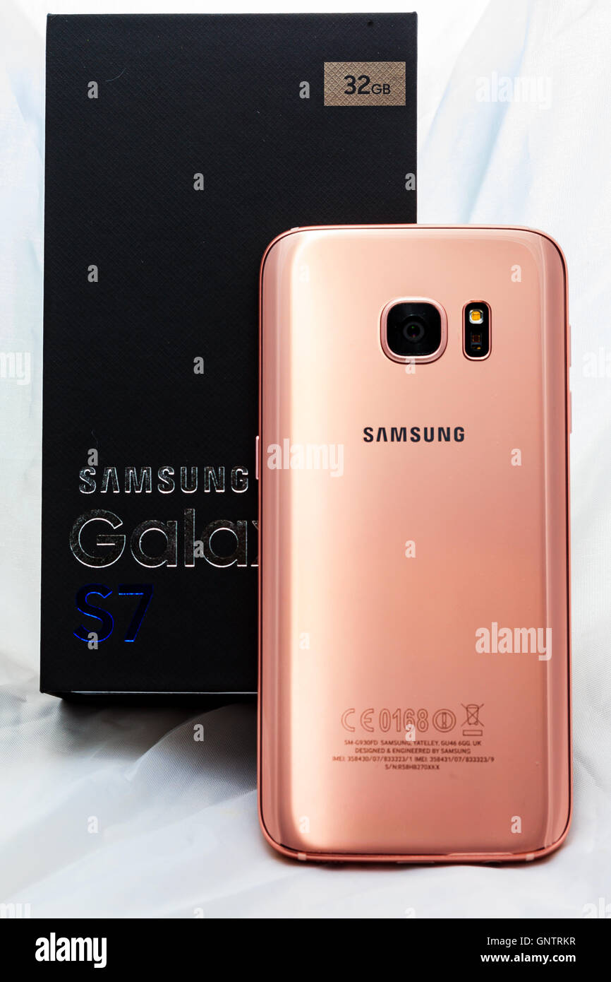 Rose gold colored Samsung Galaxy S7 mobile phone Stock Photo - Alamy