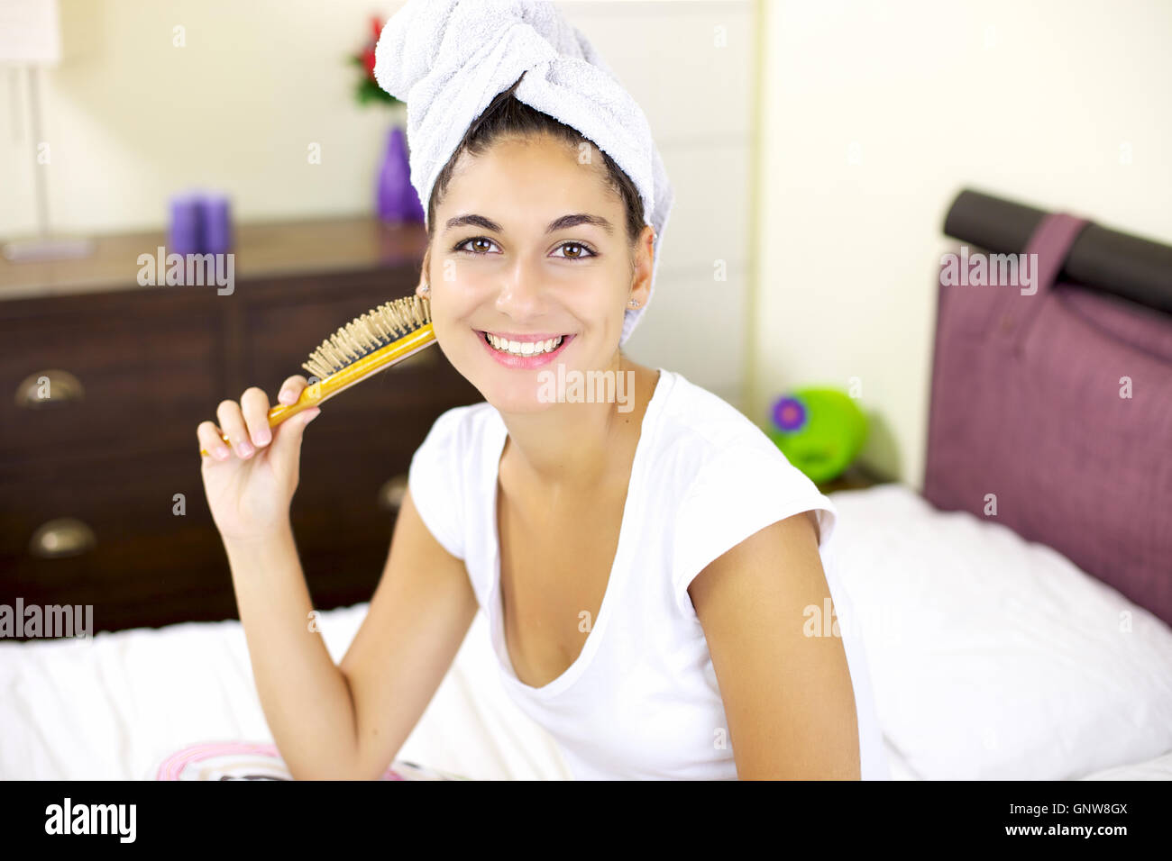 обиды долго не держу понять пытаюсь и прощаю я исчезаю ухожу. девушка долго держалась. настоящая женщина уходит. не заставляйте женщин ждать ждать. женщина со спины.