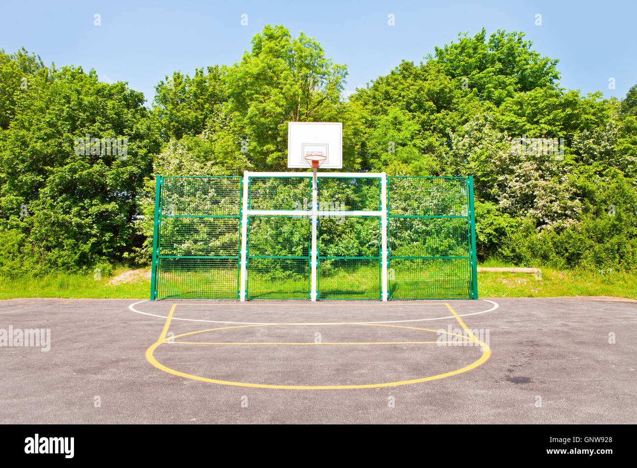 20+ Basketball Court Basketball Sport Overcast Schoolyard Stock