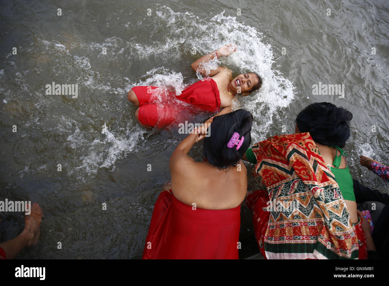 Kathmandu, Nepal. 1st Sep, 2016. A Nepalese Hindu devotee takes a holy dip on the banks of the religious Bagmati River to commemorate Fathers day or Kuse Aunse at Gokarna Temple in Kathmandu, Nepal on Thursday, September 1, 2016. On this particular day Hindu devotees from all over the country come to perform prayers by taking holy dips and offering worship in memory of their deceased fathers for eternal peace. Credit:  Skanda Gautam/ZUMA Wire/Alamy Live News Stock Photo
