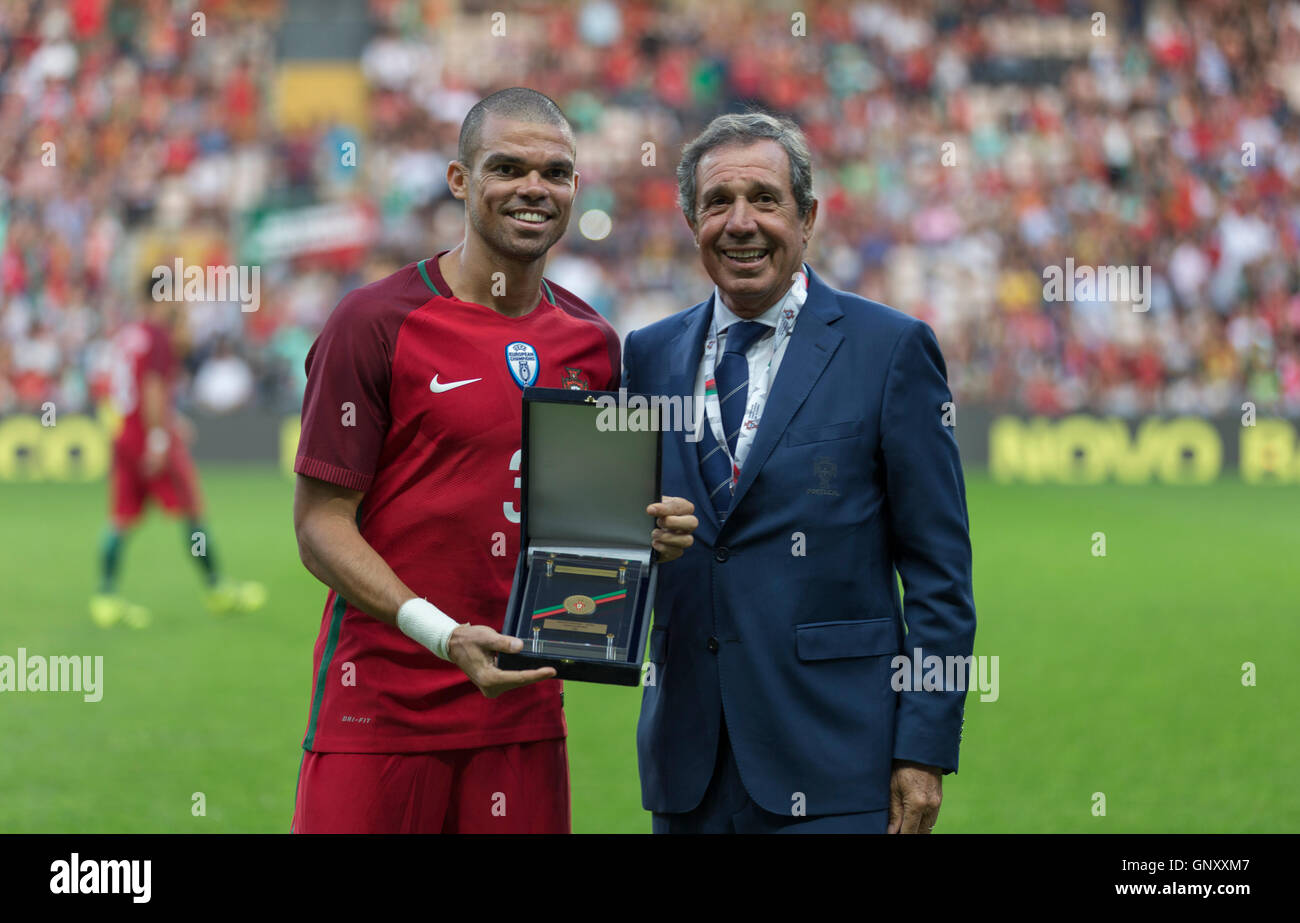September 01, 2016. Porto, Portugal. Portugal’s defender Pepe (3) receiving an award Credit:  Alexandre de Sousa/Alamy Live News Stock Photo