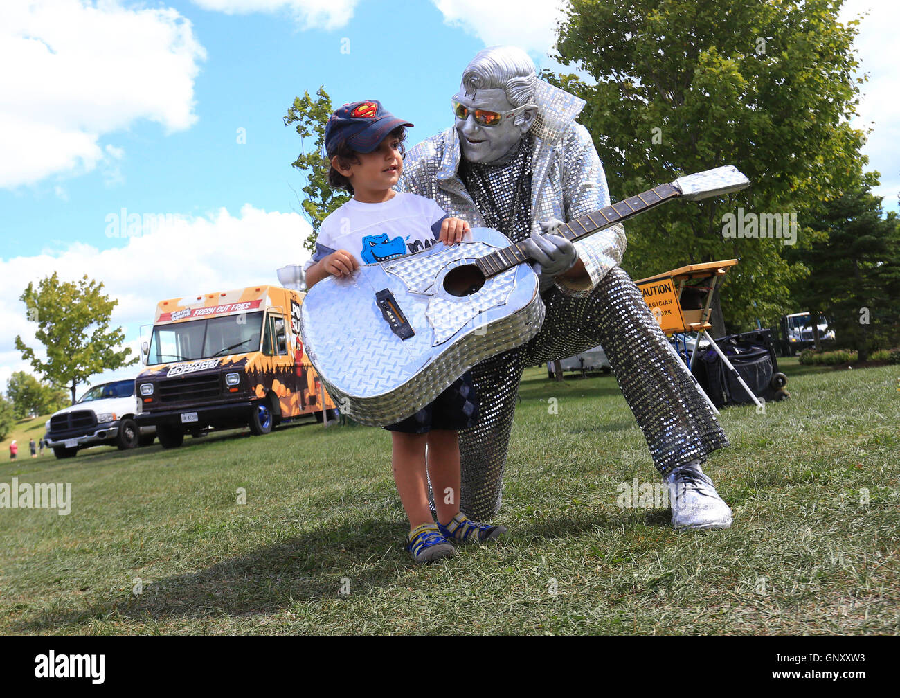Sneak a peek hi res stock photography and images Alamy