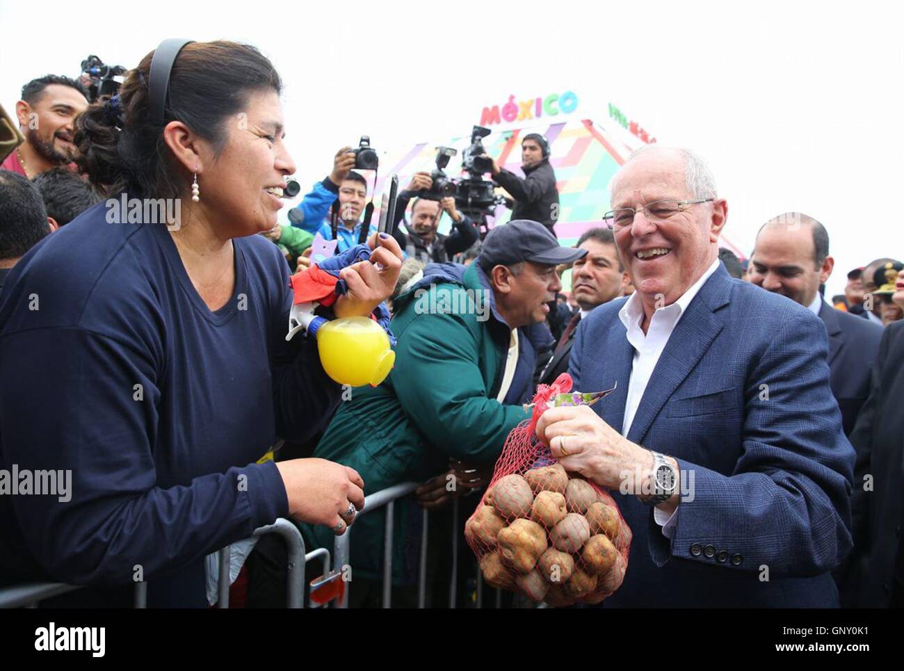 Lima, Peru. 1st Sep, 2016. Peruvian President Pedro Pablo Kuczynski (R) is seen at the Lima International Gastronomy Fair Mistura 2016 in Lima, Peru, on Sept. 1, 2016. The fair this year lasts until Sept. 11 with the presentation of the culinary traditions of Mexico, India, Morocco and Peru. © Presidency of Peru/ANDINA/Xinhua/Alamy Live News Stock Photo