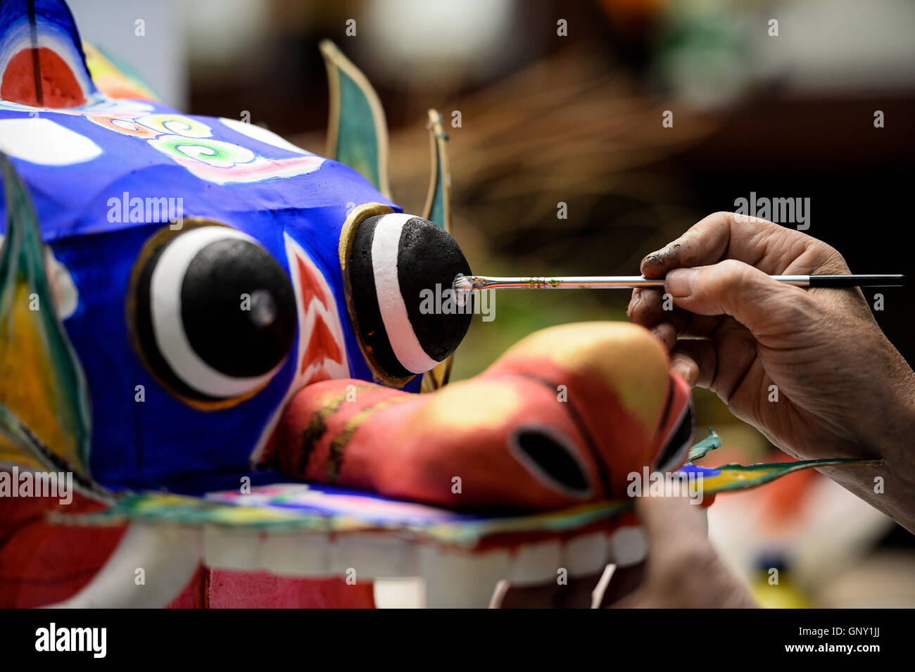 Hangzhou, China's Zhejiang Province. 1st Sep, 2016. Folk artist Cheng Dishen paints the eye of a dragon-shaped kite at the Hangzhou Arts and Crafts Museum in Hangzhou, capital city of east China's Zhejiang Province, Sept. 1, 2016. Traditional handicrafts and local intangible cultural heritages were demonstrated in the museum. © Li Xiang/Xinhua/Alamy Live News Stock Photo