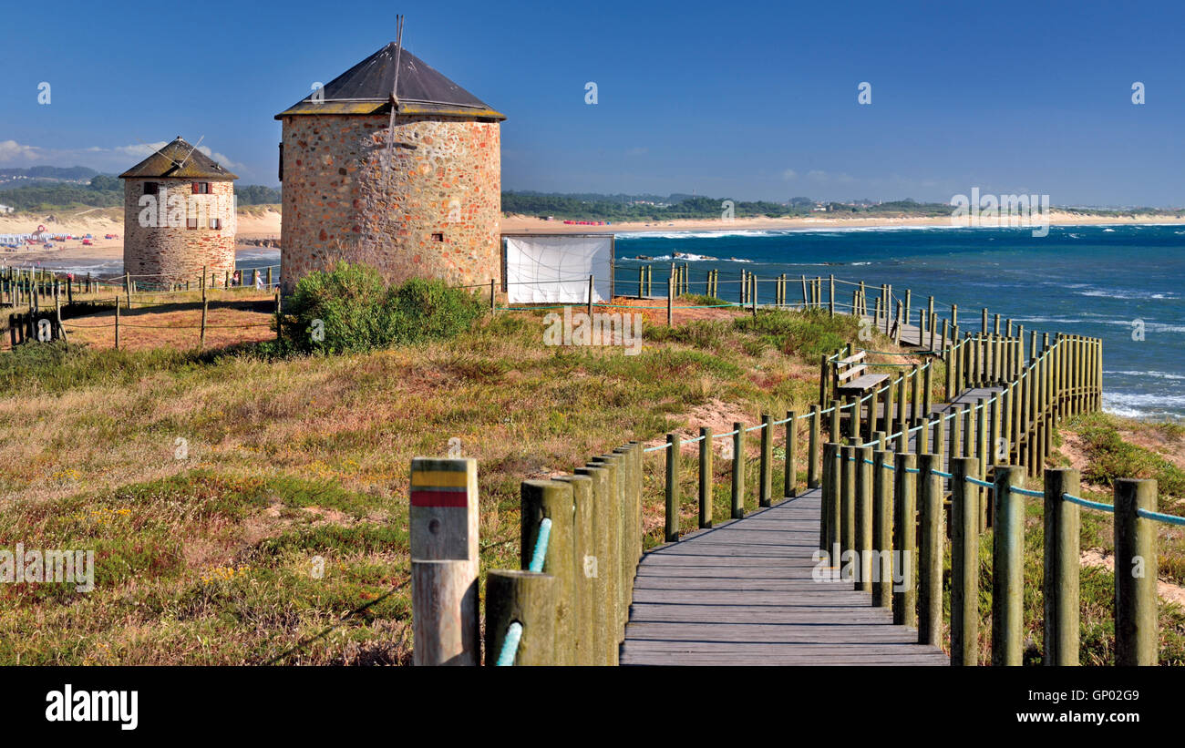 Portugal: Windmills and coastal path at beach Praia da Apúlia Stock Photo