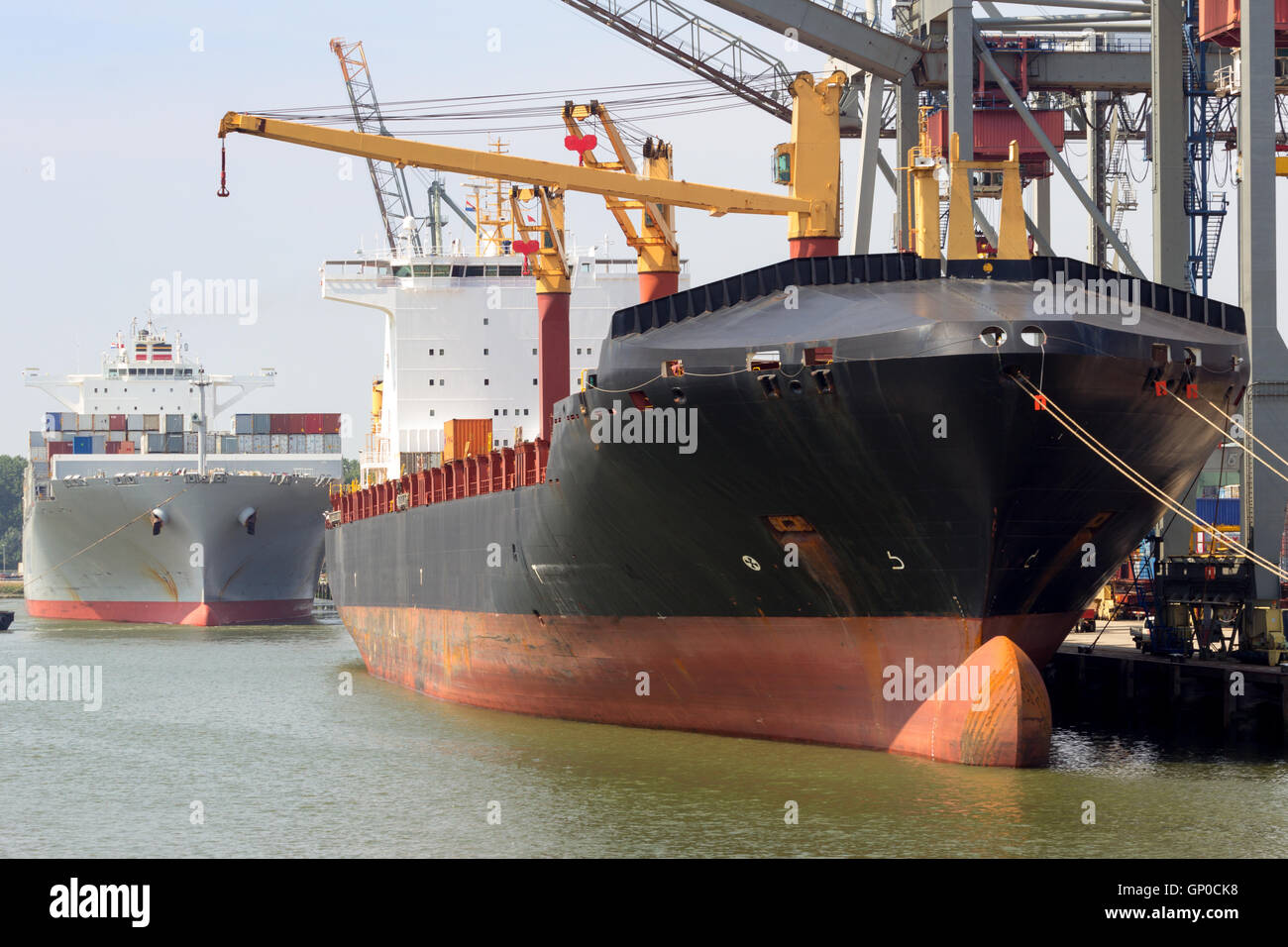 Container vessel unload hi-res stock photography and images - Alamy