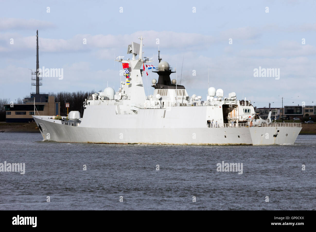 Chinese PLA Navy multi-role frigate Yuncheng (571) is leaving the Port of Rotterdam after the first vi Stock Photo