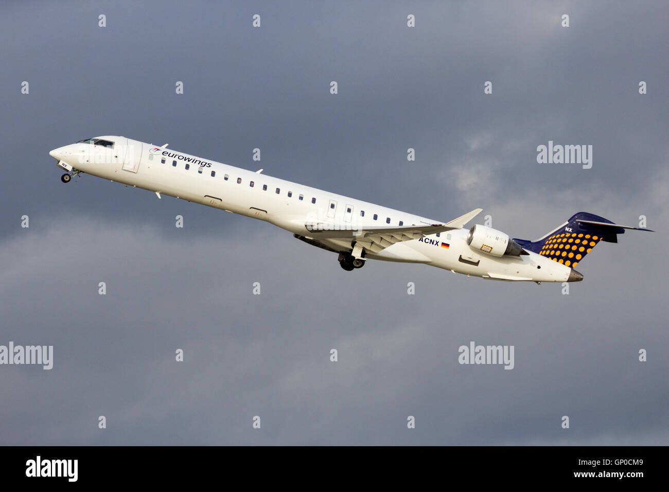 Crj 900 hi-res stock photography and images - Alamy