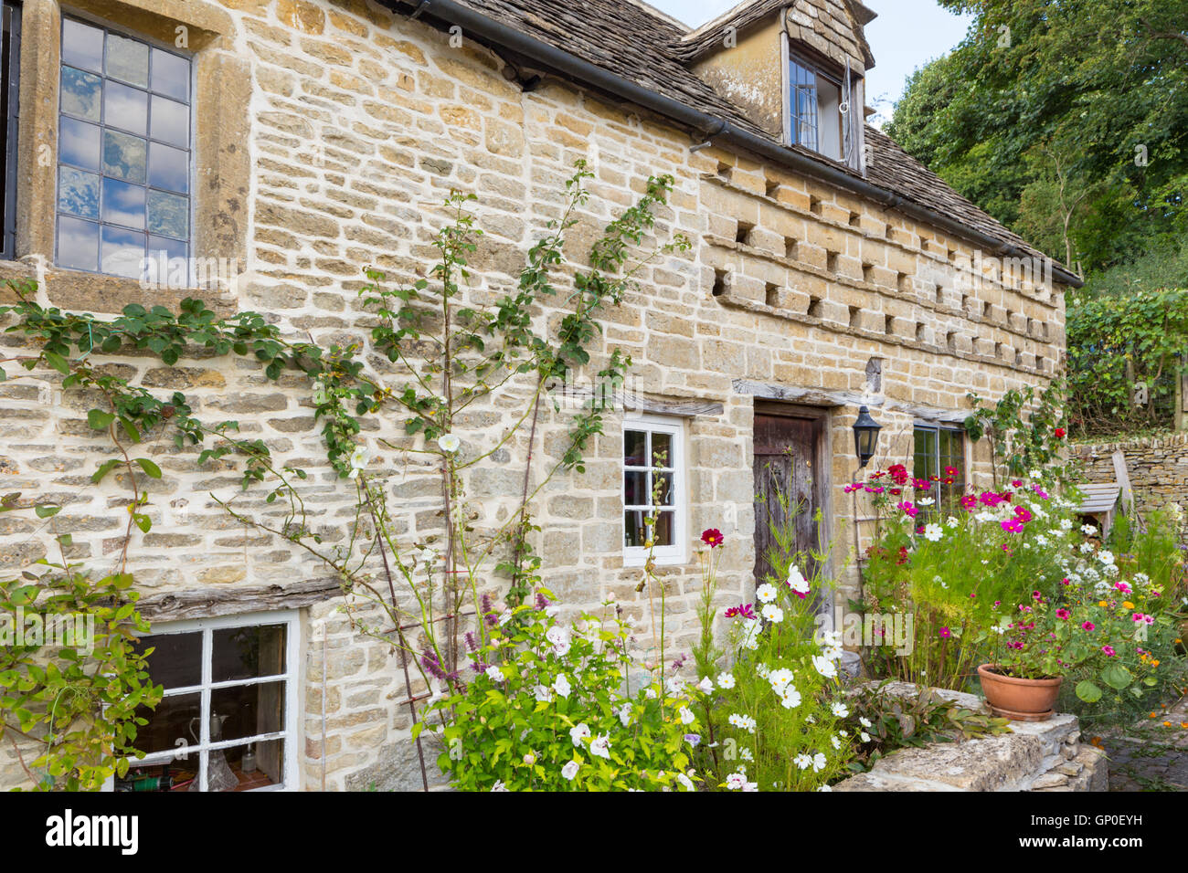 Attractive Cotswold stone cottage, Gloucestershire, England, UK Stock Photo