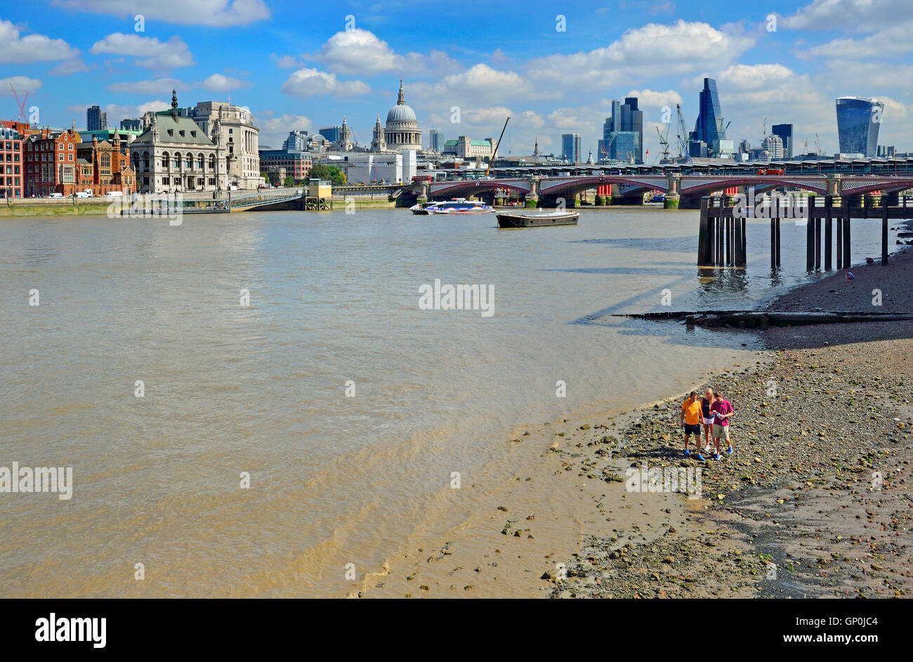 Beach by river thames hi-res stock photography and images - Alamy