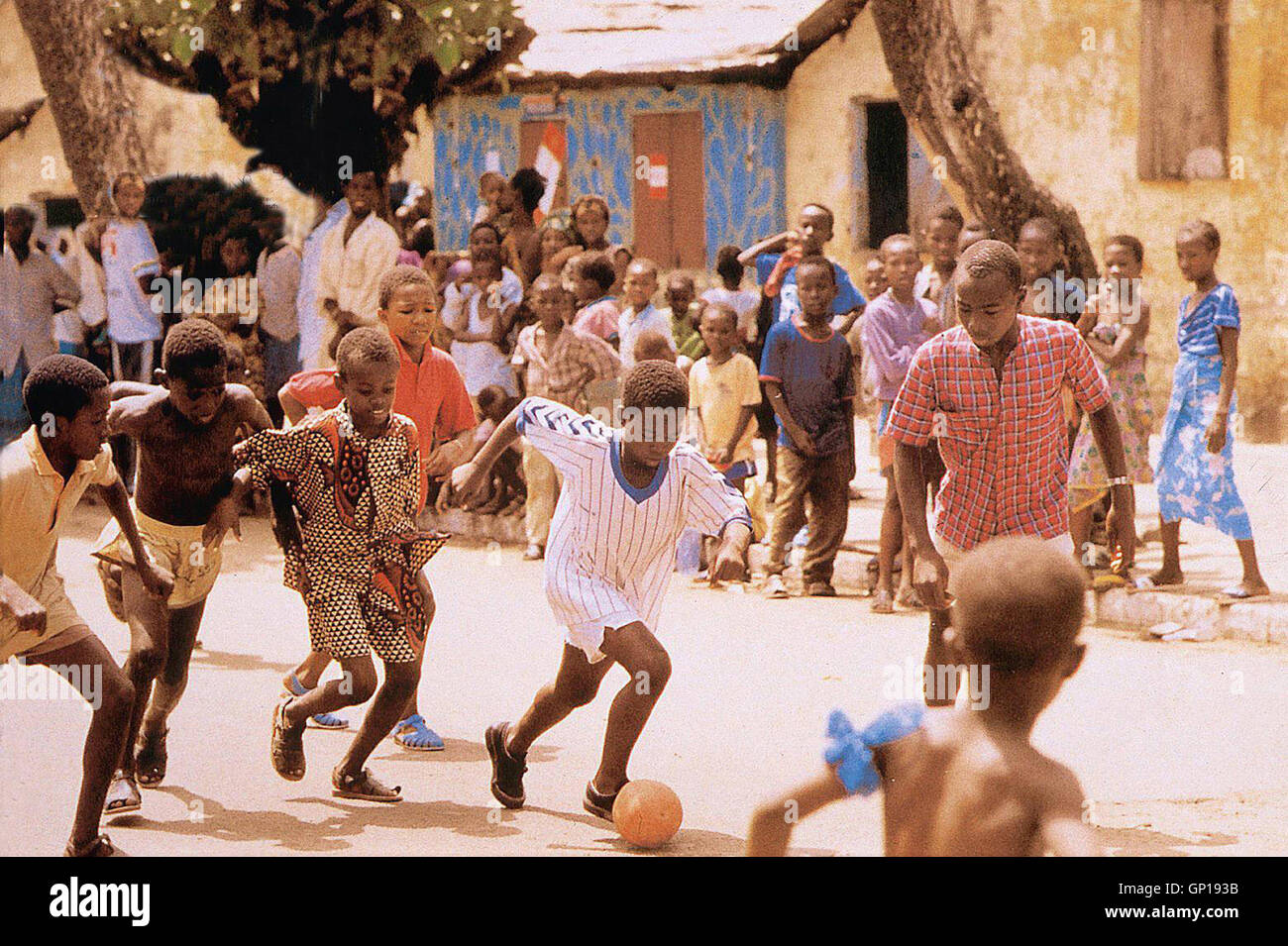 Aboubacar Sidiki Soumah Bando (Aboubacar Sidiki Soumah) traeumt von der Karriere eines Fussballers. *** Local Caption *** 1993, Ballon D'or, Le, Bando Und Der Goldenen Fussball Stock Photo