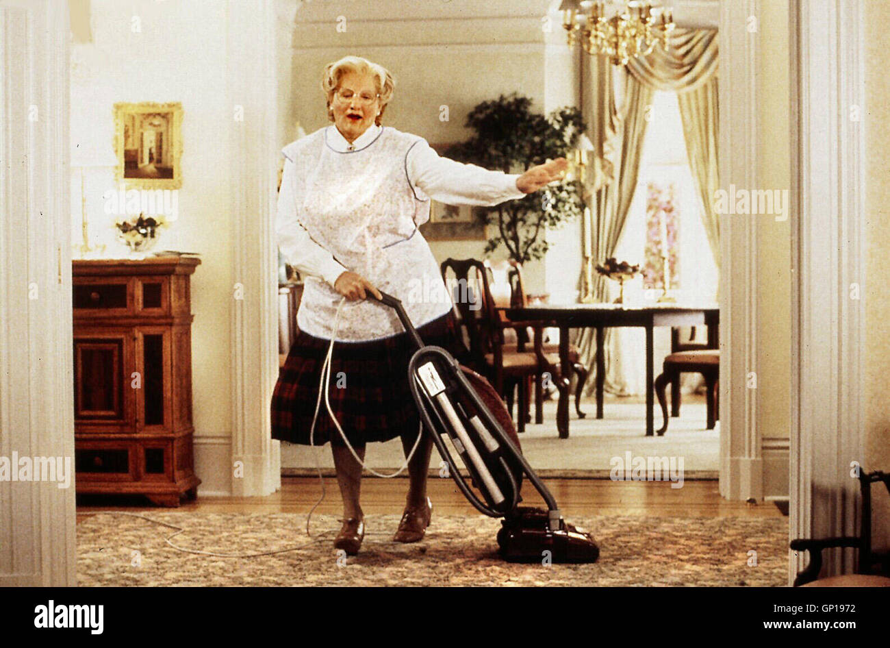 Mrs. Doubtfire (Robin Williams) *** Local Caption *** 1993, 1990er, 1990s, Film, Komödie, Mrs. Doubtfire, Staubsauger, hoover, vacuum cleaner, Mrs. Doubtfire - Das Stachelige Kindermädchen Stock Photo