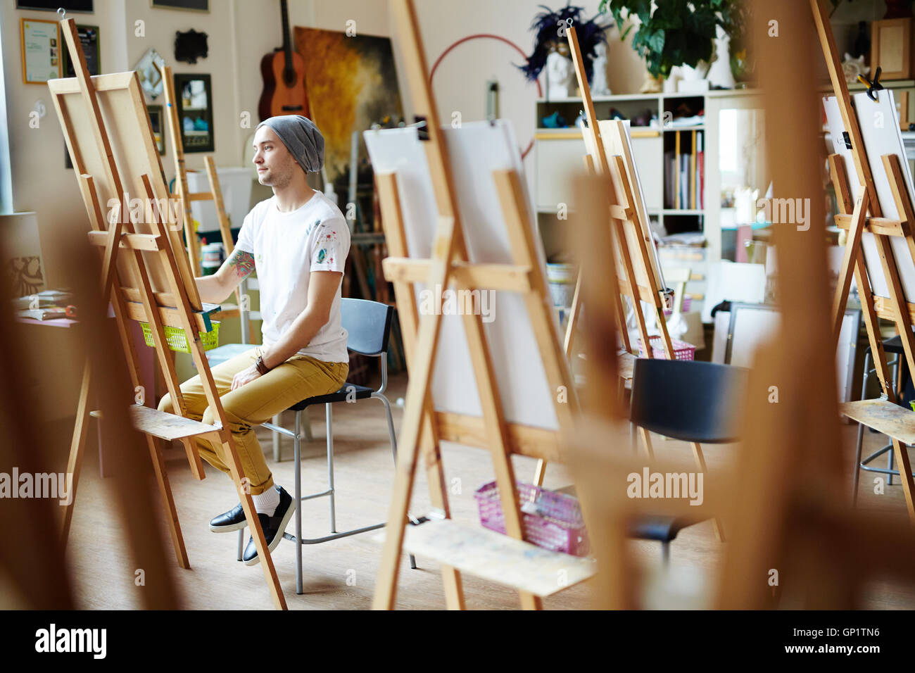 Covered painting on easel hi-res stock photography and images - Alamy