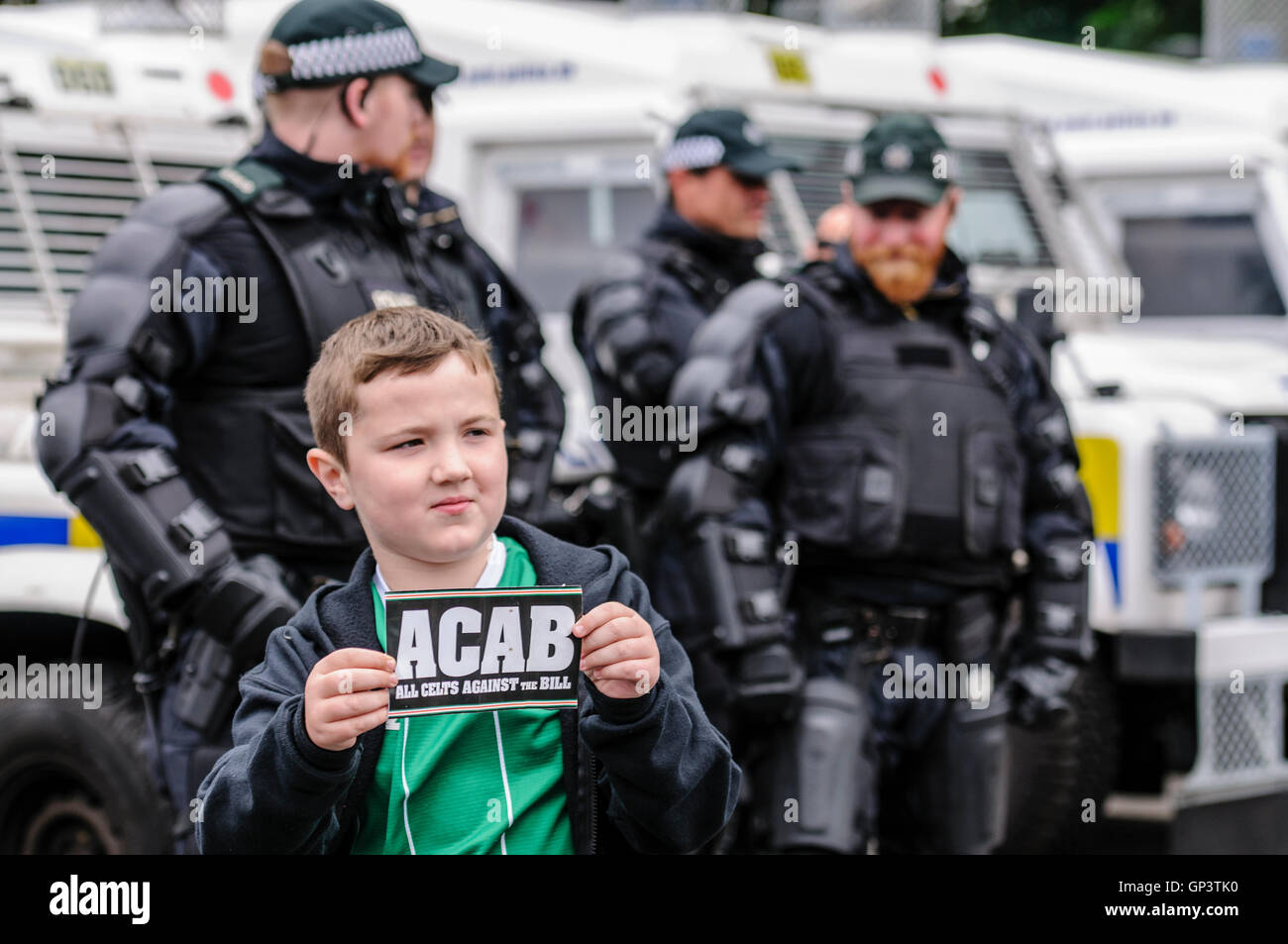 A young boy stands in front of a line of PSNI police officers, and Stock  Photo - Alamy