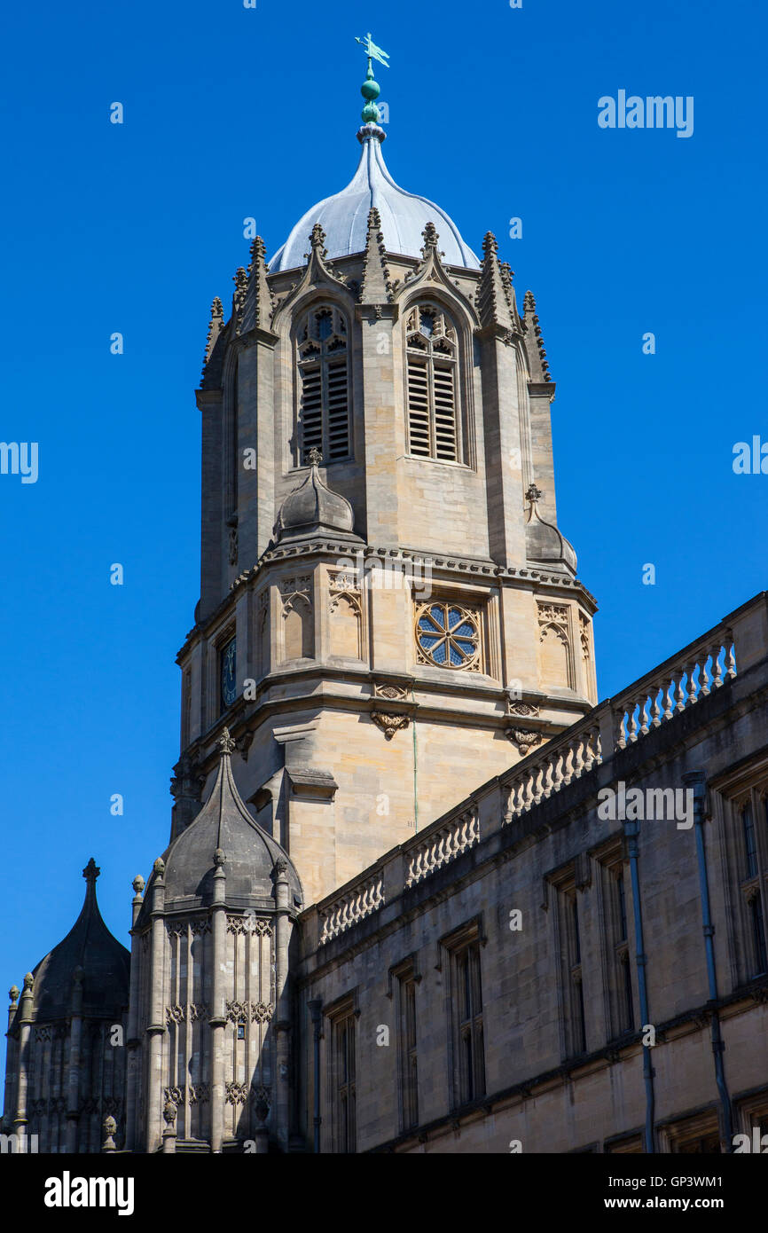A view of the historic Tom Tower at Christ Church College - one of the colleges at Oxford University, England. Stock Photo