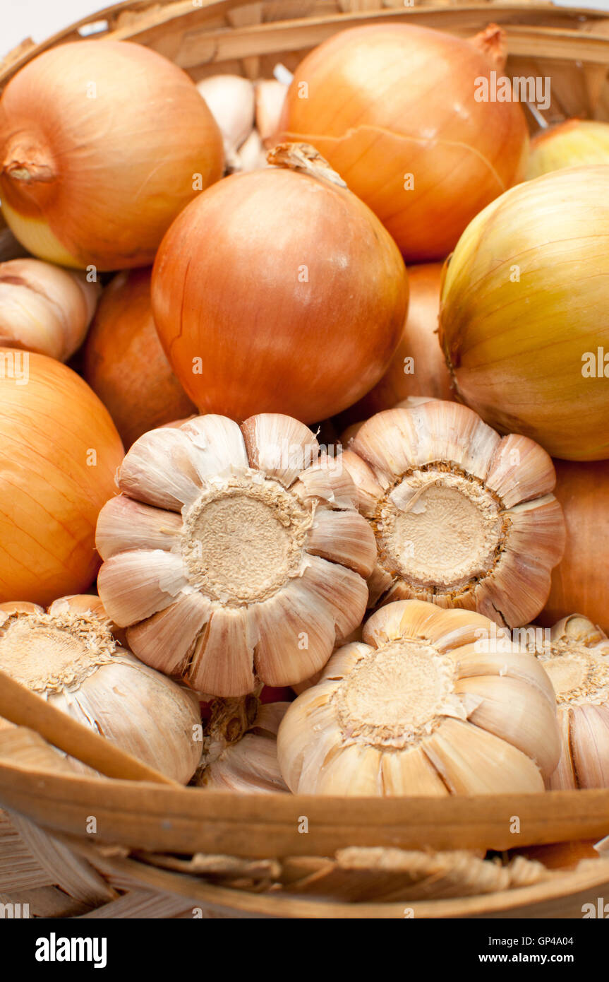 Garlic and onion bulbs in bamboo basket Stock Photo - Alamy