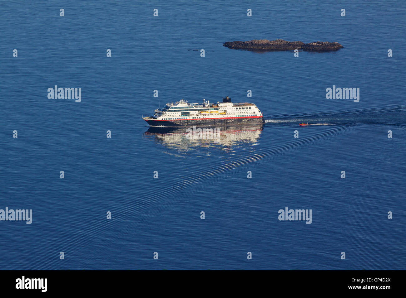 Aerial cruise ship view hi-res stock photography and images - Alamy