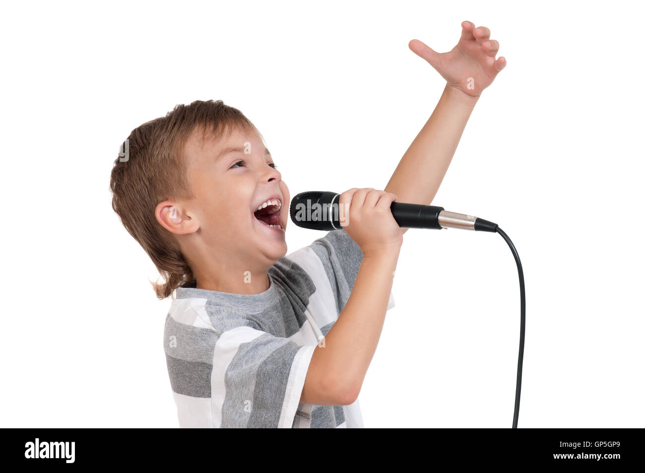 Ребенок вокалист. Ребенок с микрофоном. Дети поют. Мальчик поет. Дети выступают.