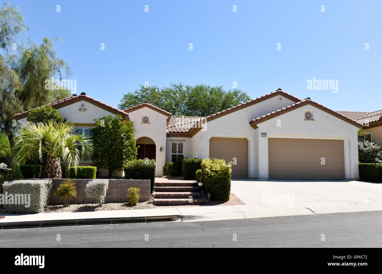 Southwestern US contemporary home exterior, front view Stock Photo