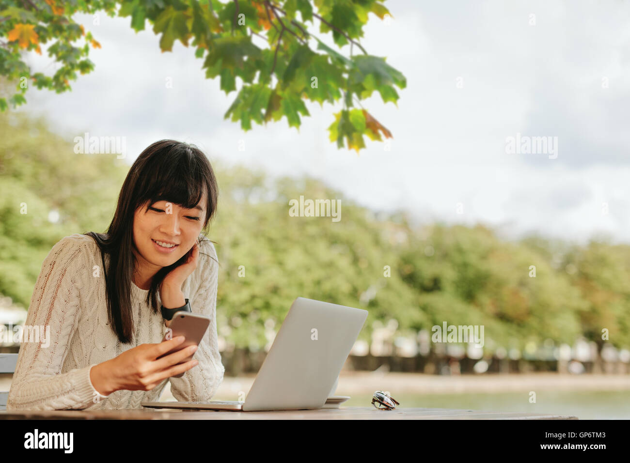 Female reading phone hi-res stock photography and images - Alamy