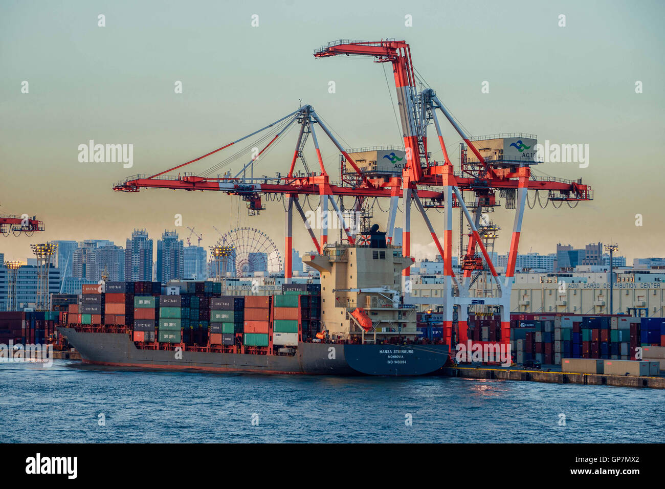 Loading containers on cargo ship at tokyo, harbour, japan Stock Photo Alamy