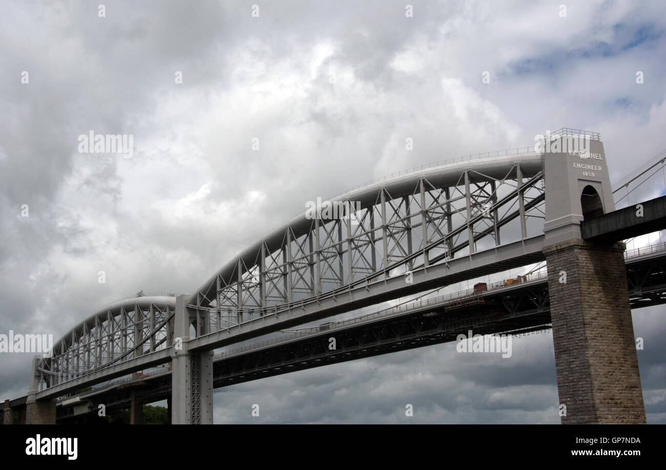 DEVONSHIRE; SALTASH;  SECTION BRUNEL'S ROYAL ALBERT RAIL BRIDGE AND TAMAR ROAD BRIDGE OVER RIVER TAMAR WITH 'I K BRUNEL' DISPLAY Stock Photo