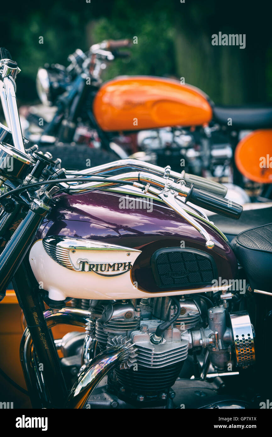 Triumph Bonneville Bobber Chrome Edition HD Wallpaper