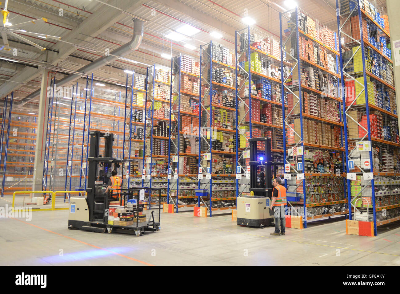Amazon Warehouse Workers High Resolution Stock Photography And Images Alamy
