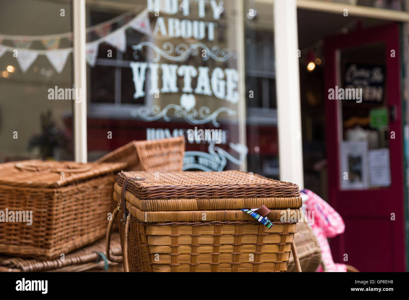 A vintage shop and cafe in staithes Stock Photo Alamy
