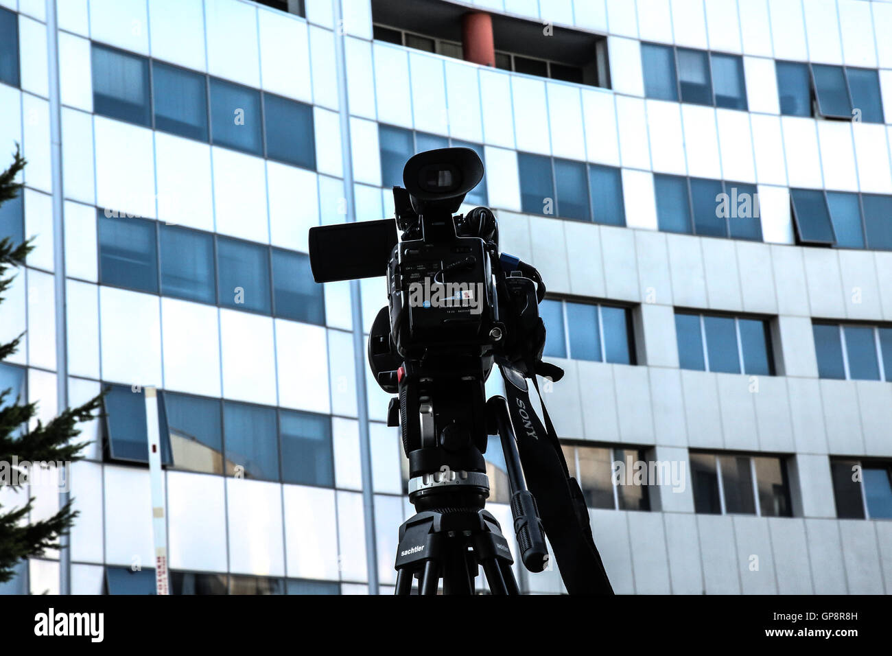 Athens, Greece. 1st Sep, 2016. A camera of media journalist is seen outside the building of Greek General Secretariat of Information and Communication in Athens, Greece, on Sept. 1, 2016. Greece ended Friday a much-debated marathon auction for four licenses of TV broadcasting nationwide, which were tendered to business moguls and private media companies. © Lefteris Partsalis/Xinhua/Alamy Live News Stock Photo