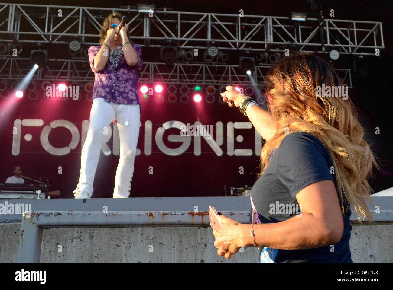 Salem, USA. 26th Aug, 2016. Foreigner singer Kelly Hansen stands on stage at the Oregon State Fair in Salem, USA, 26 August 2016. At this year's State Fair in the state of Oregon, the 40-year-old band 'Foreigner' is carrying on a tradition of sorts: aging rockstars earn extra income at US agricultural fairs. Photo: Valerie Hamilton/dpa/Alamy Live News Stock Photo