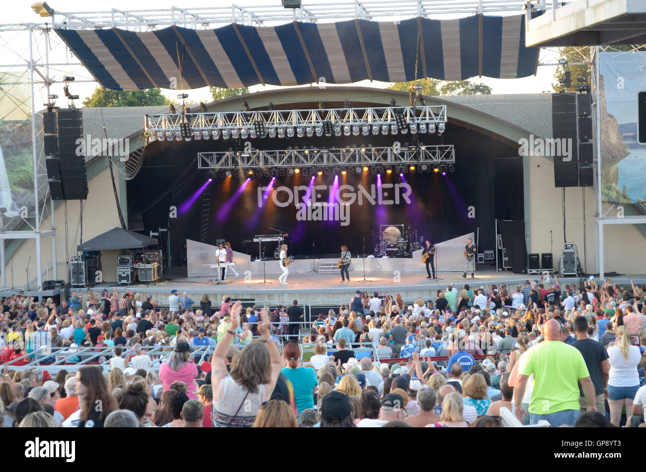 Salem, USA. 26th Aug, 2016. Spectators watch the concert from the band