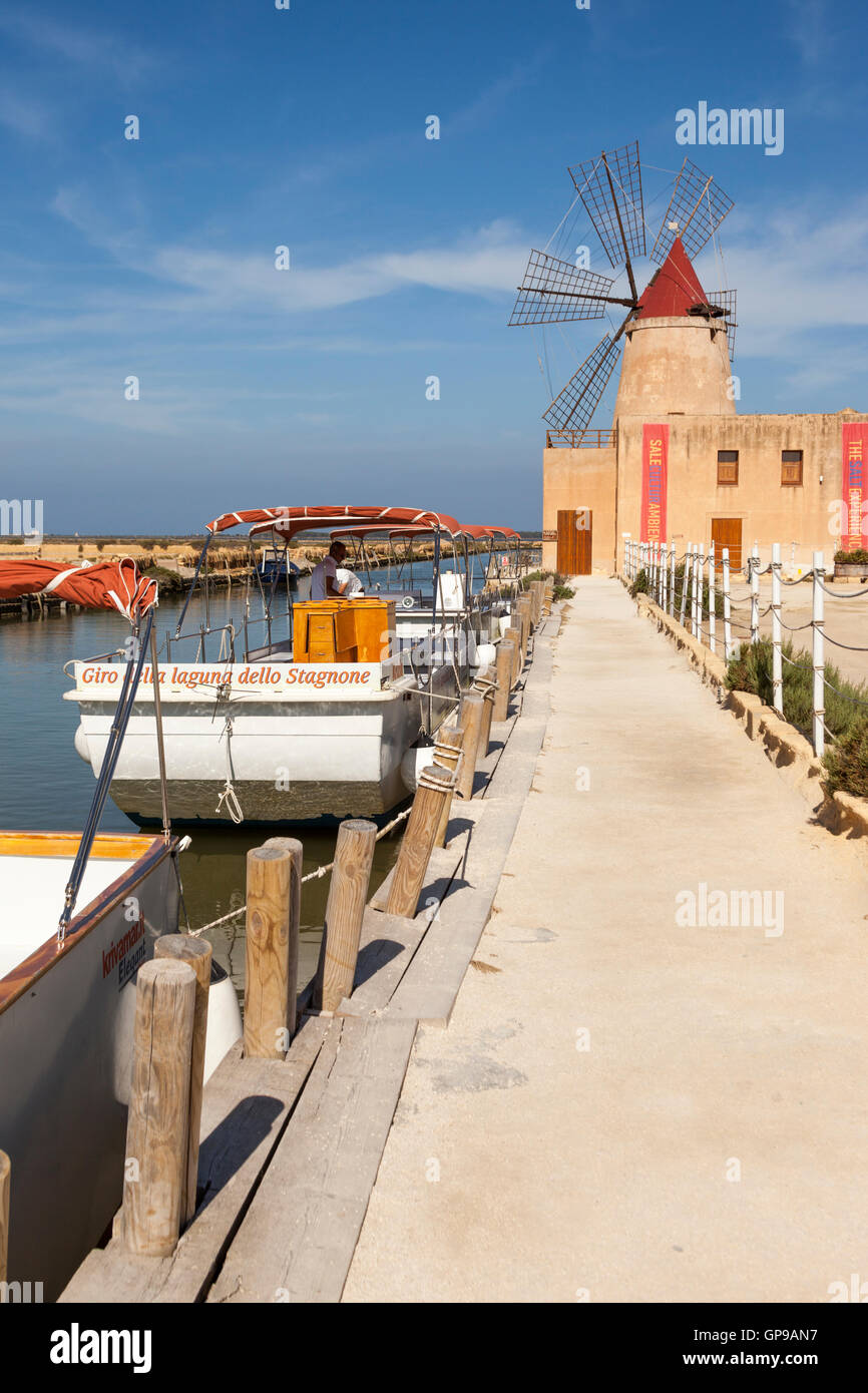 Salt Museum and boats at Stagnone salt pans, Stagnone, near Marsala and Trapani, Sicily, Italy Stock Photo
