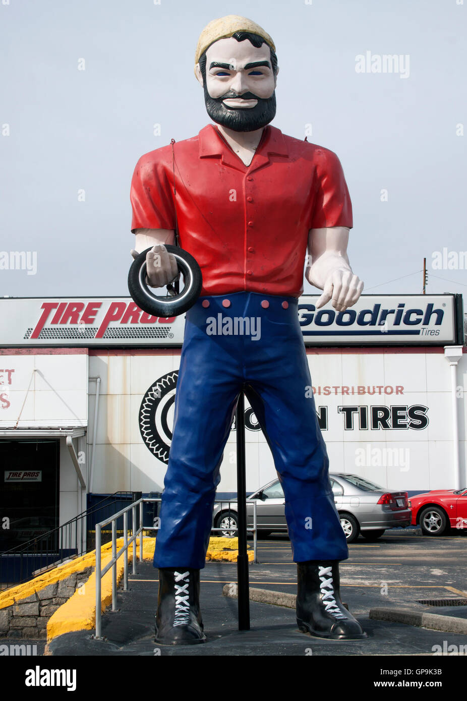 Muffler Man holding a tire in Atlanta Stock Photo Alamy