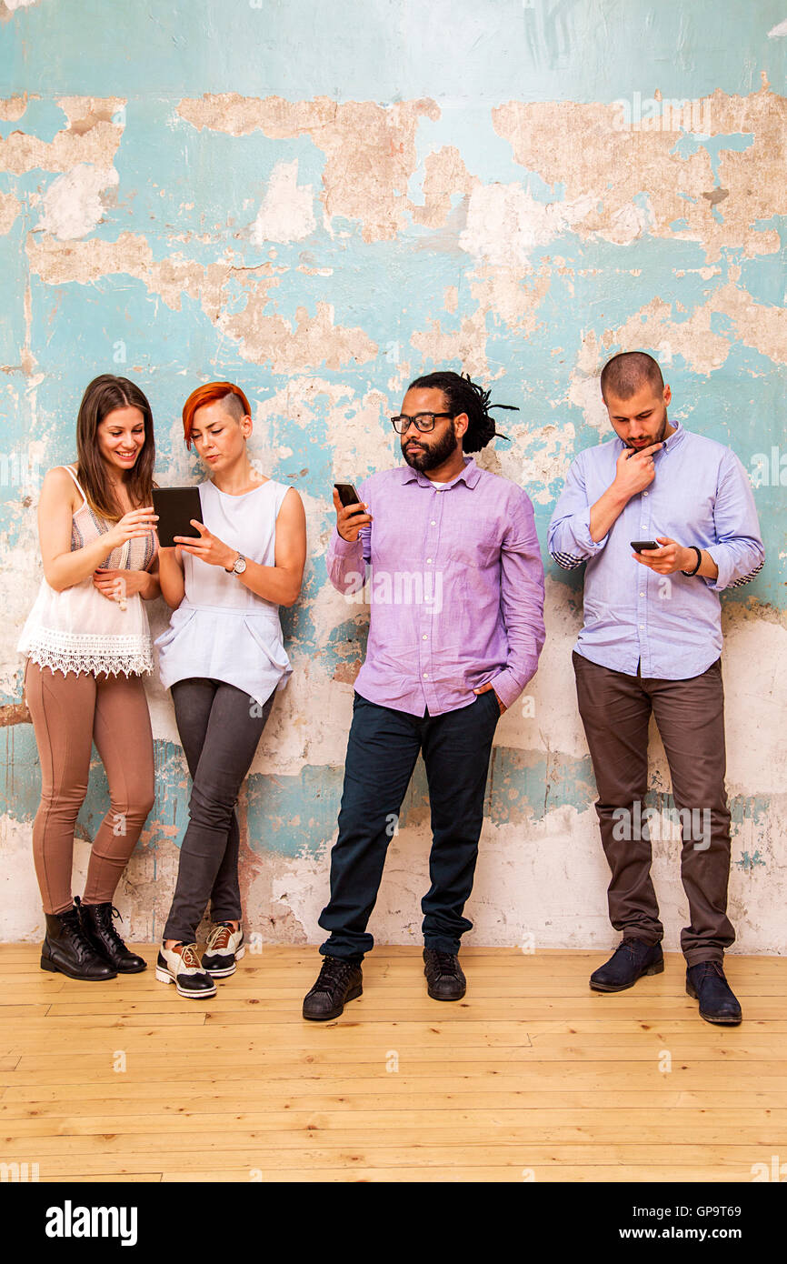 Man standing in front of wall hi-res stock photography and images - Alamy