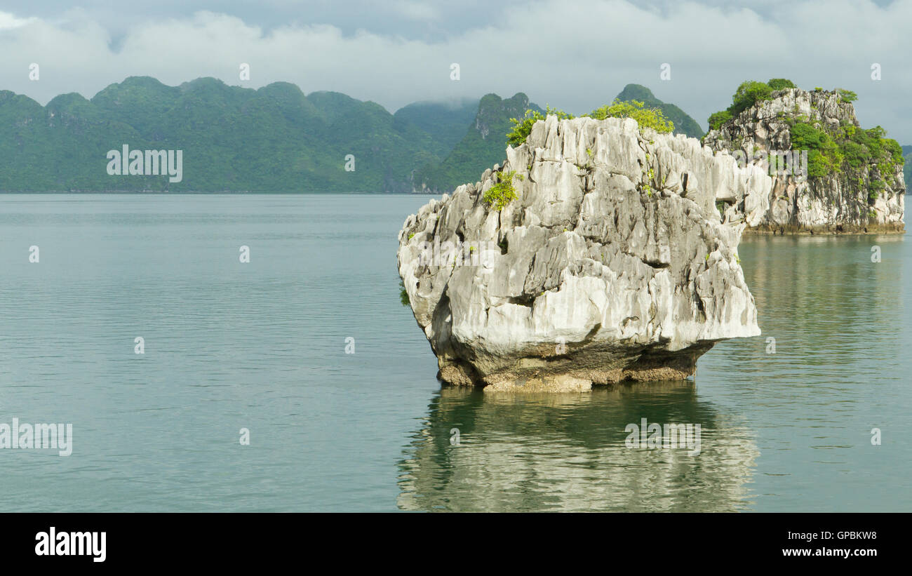 Limestone rocks in Halong Bay, Vietnam Stock Photo - Alamy