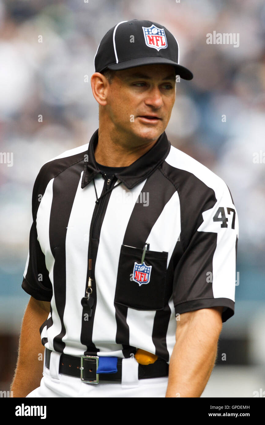 Line judge Tim Podraza (47) during an NFL football game between the Los  Angeles Chargers and the Dallas Cowboys Sunday, Sept. 19, 2021, in  Inglewood, Calif. (AP Photo/Kyusung Gong Stock Photo - Alamy