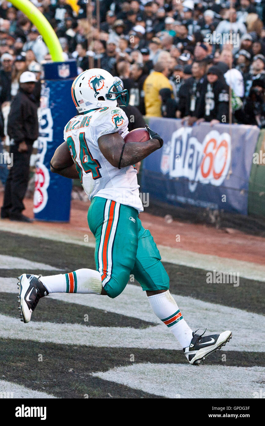 Miami Dolphins runningback Ricky Williams (34) during early action at Pro  Player Stadium in Miami, Fl. The Miami Dolphins beat the Washington  Redskins 24-23. (UPI Photos/Susan Knowles Stock Photo - Alamy