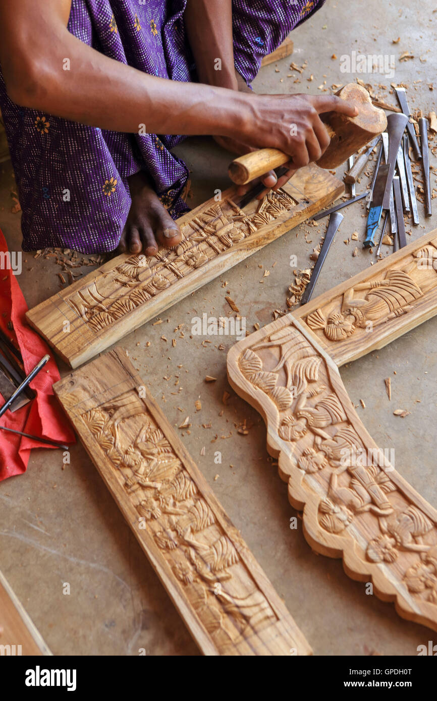 Man wood carver, Jagdalpur, Bastar, Chhattisgarh, India, Asia Stock Photo
