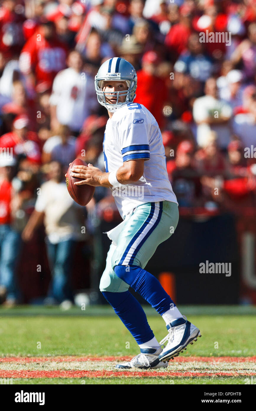 Dallas Cowboys quarterback Tony Romo (9) drops back to throw a pass during  an NFL football training camp, Wednesday, June 1, 2016, in Irving, Texas.  (AP Photo/Tony Gutierrez Stock Photo - Alamy