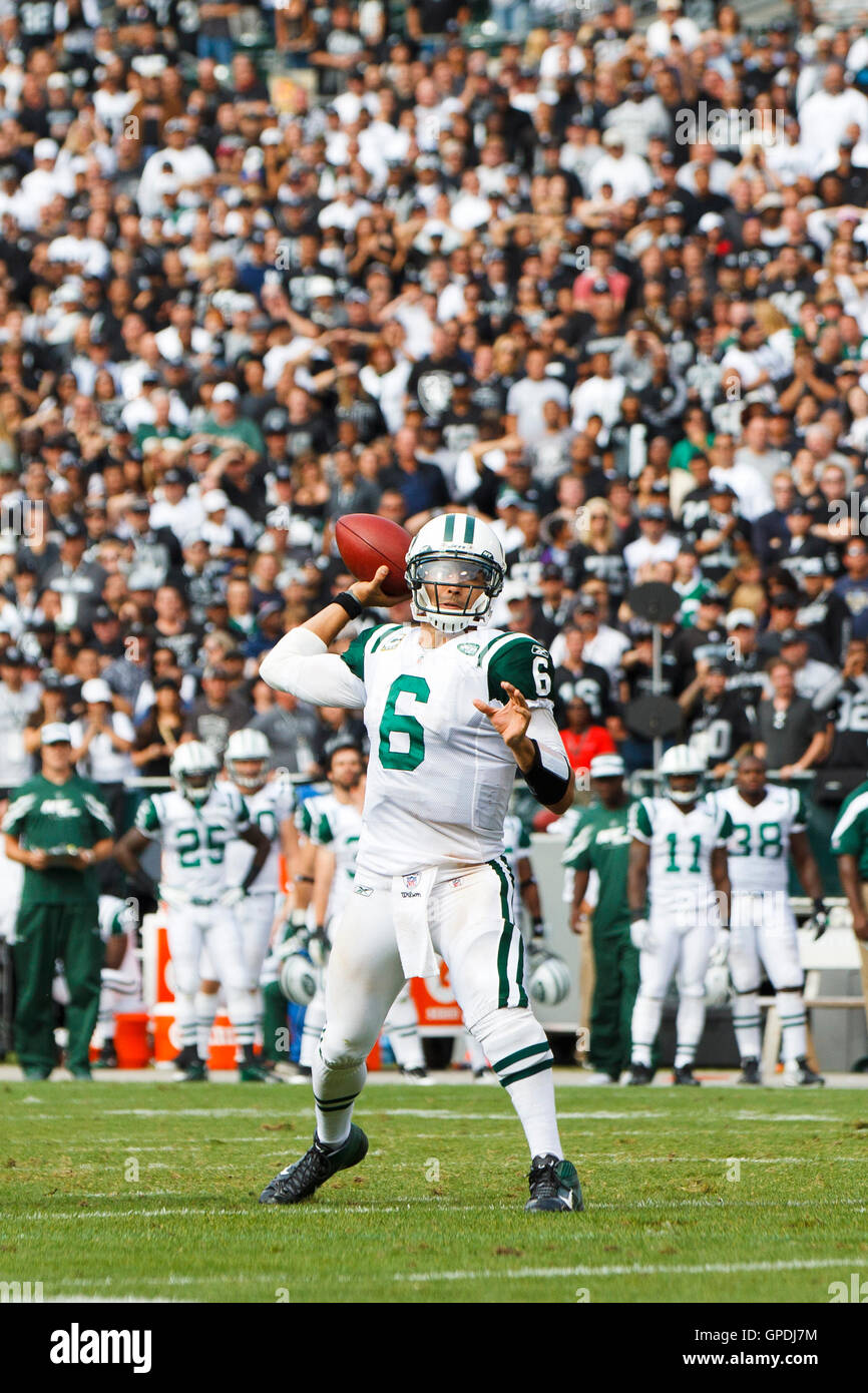 Sep 25, 2011; Oakland, CA, USA; New York Jets quarterback Mark Brunell (8)  warms up before the game against the Oakland Raiders at O.co Coliseum.  Oakland defeated New York 34-24 Stock Photo - Alamy