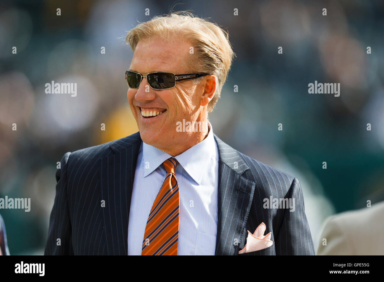 John Elway of the Denver Broncos holds up the Vince Lombardi Trophy after  winning Super Bowl XXXII on 1/25/98 in San Diego, CA Broncos 31, Packers 24  Stock Photo - Alamy