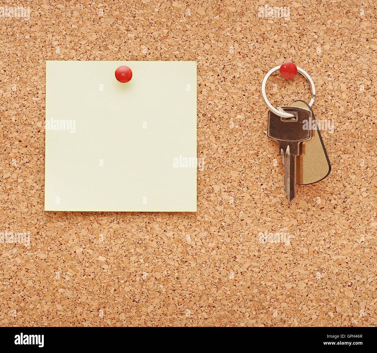 clean postit note and home keys stuck to a cork notice board Stock Photo Alamy