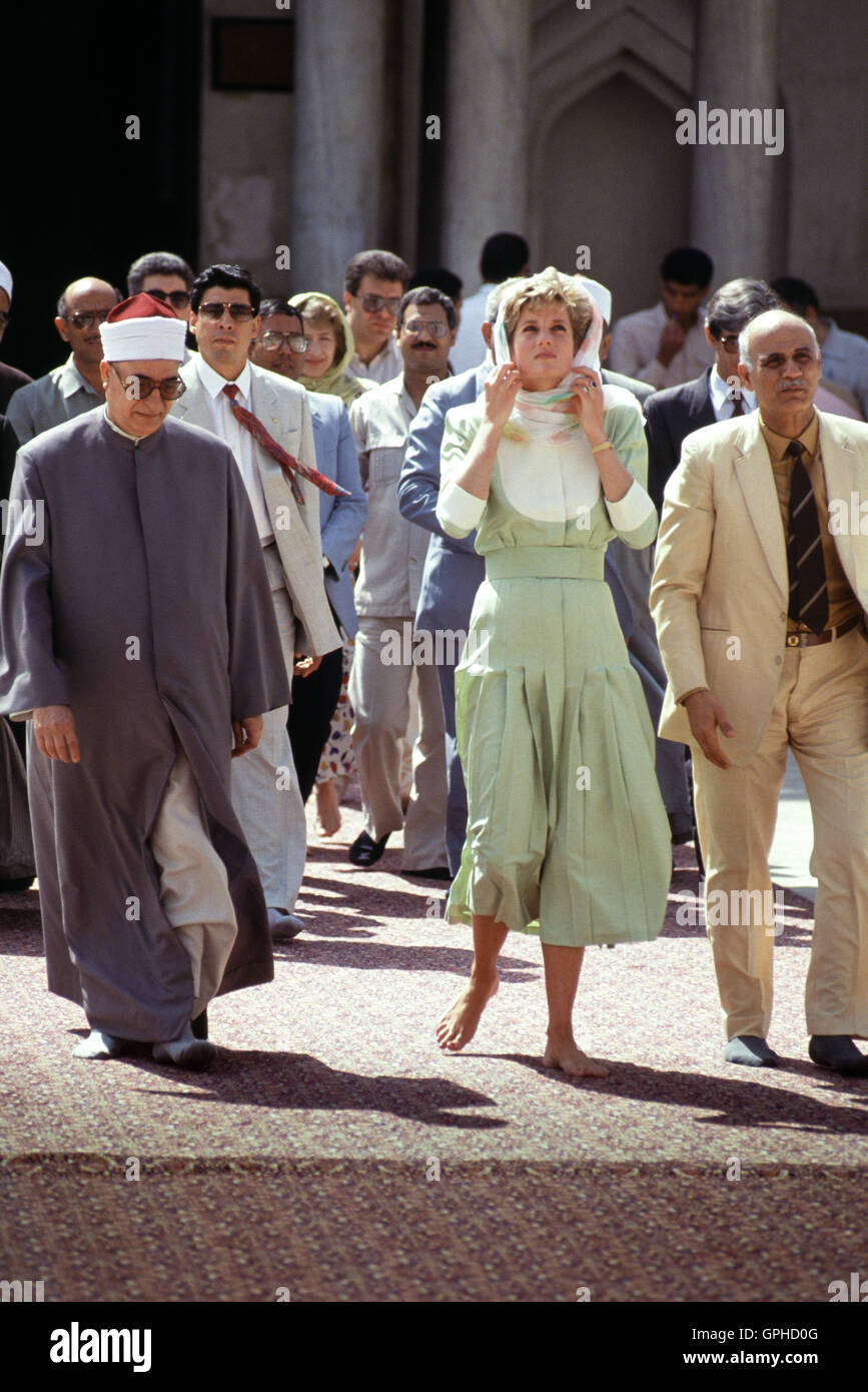 Princess Diana of Wales, on a visit to Egypt in 1992, visits Al Azhar mosque. Stock Photo