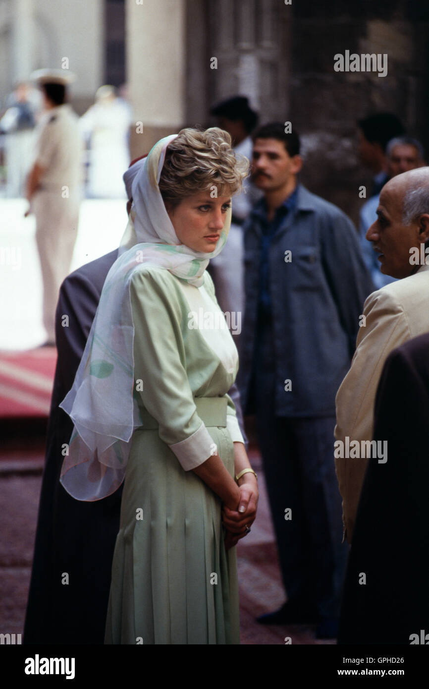 Princess Diana of Wales, on a visit to Egypt in 1992, visits Al Azhar mosque. Stock Photo