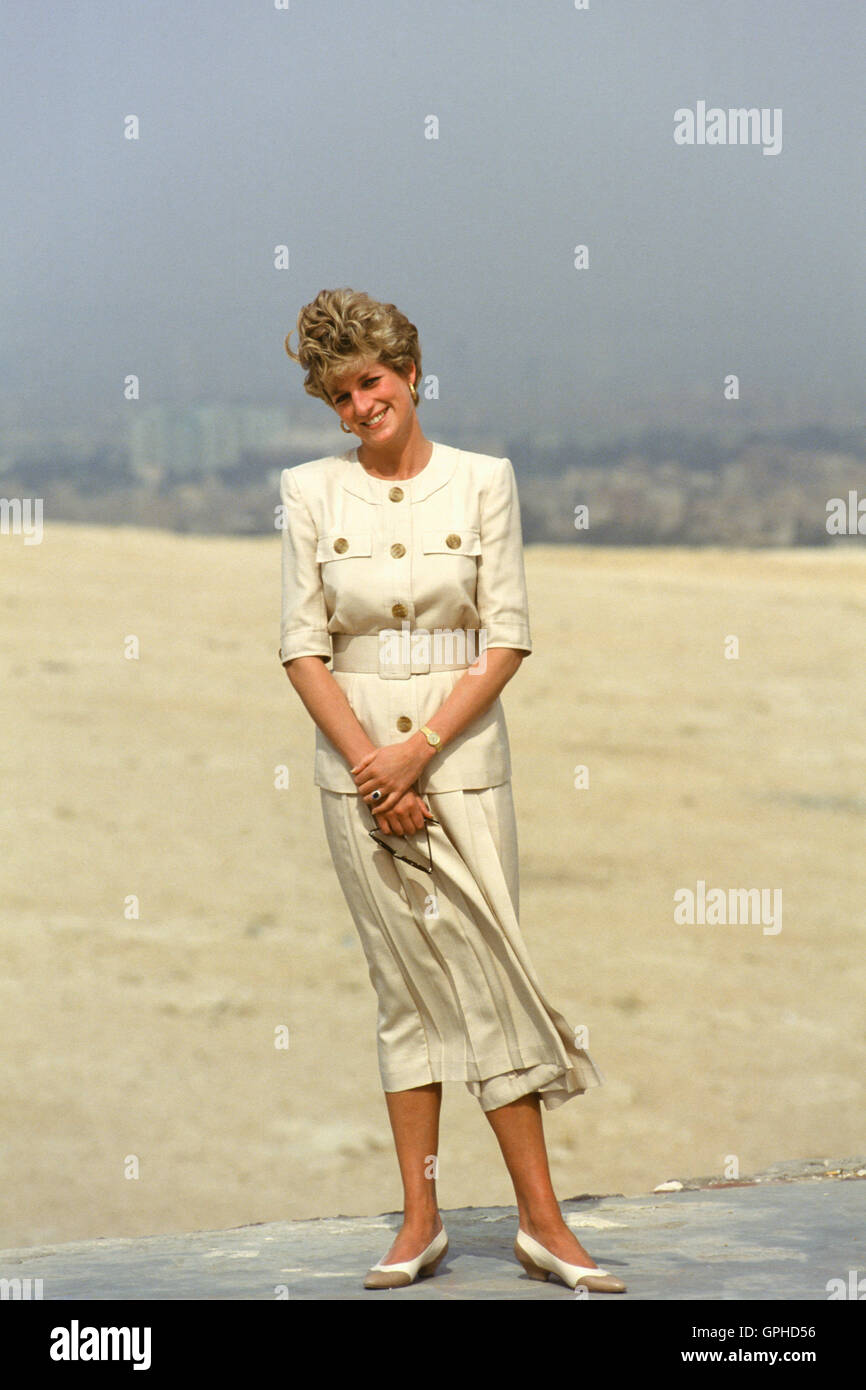 Princess Diana of Wales, on a visit to Egypt in 1992, goes sightseeing at the Pyramids of Giza. Stock Photo