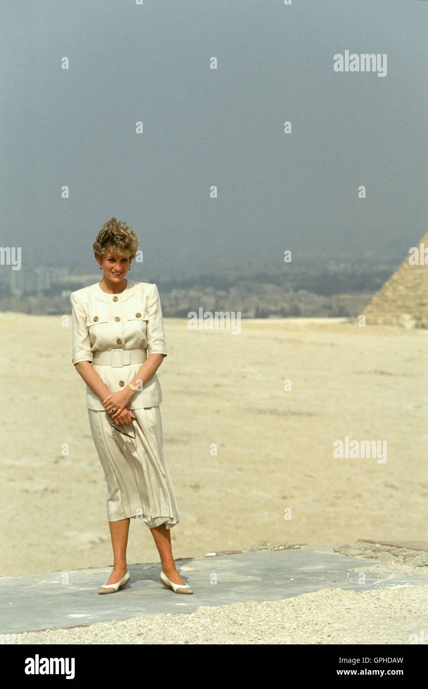 Princess Diana of Wales, on a visit to Egypt in 1992, goes sightseeing at the Pyramids of Giza. Stock Photo