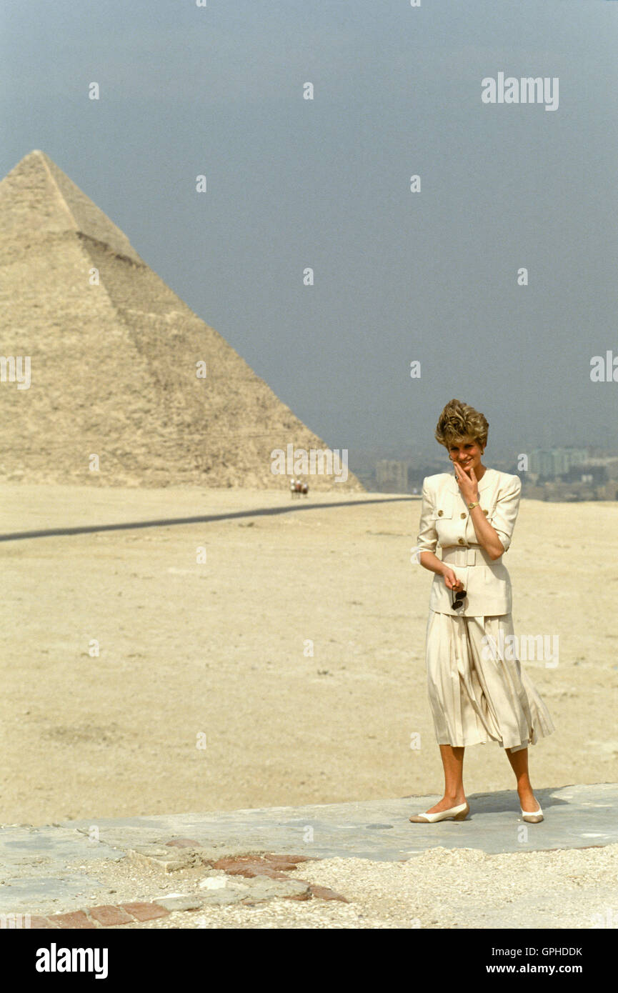 Princess Diana of Wales, on a visit to Egypt in 1992, goes sightseeing at the Pyramids of Giza. Stock Photo