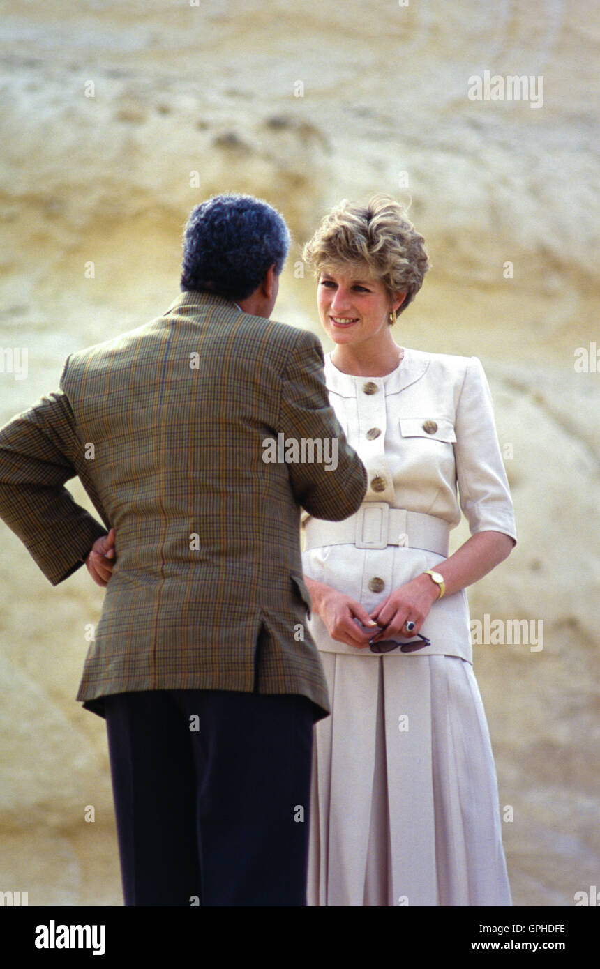 Princess Diana of Wales, on a visit to Egypt in 1992, goes sightseeing at the Pyramids of Giza. Stock Photo