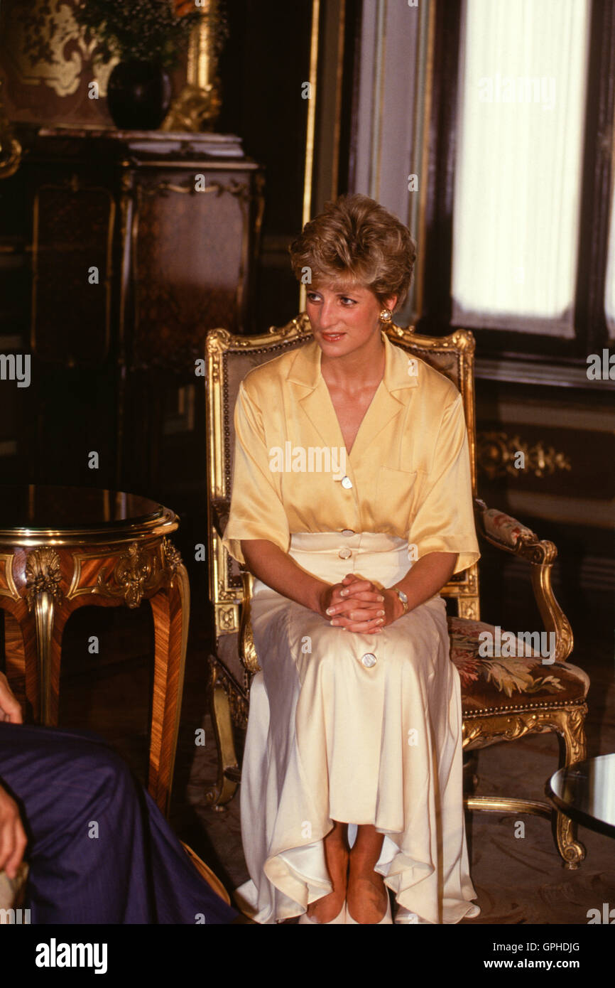 Princess Diana of Wales, on a visit to Egypt in 1992, meets Egyptian President Hosni Mubarak. Stock Photo